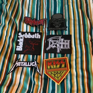 Tygmärken - Ett par tygmärken skriv om ni bara vill köpa ett de kommer aldrig till använding och jag orkar it sy på dem på min vest