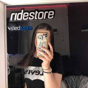 Levi’s t-shirt  - Säljer min levi’s t-shirt för att den aldrig har kommit till användning, super bra skick. Ord pris 299kr