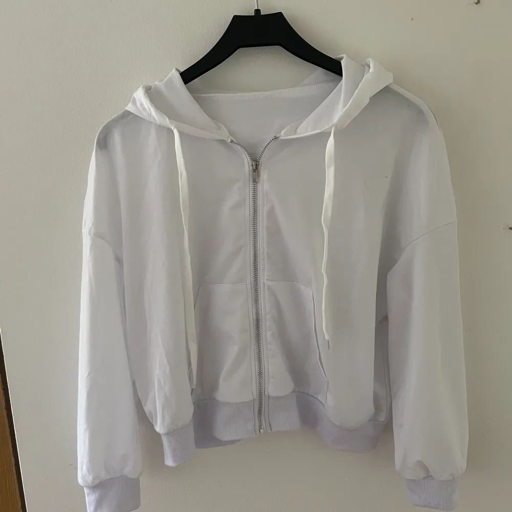 Basic vit hoodie som aldrig används. Kolla även in min profil då paketpris finns och pris går alltid att diskutera💕💕. Hoodies.