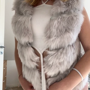 Kappa - Oanvän va planerad till bröllop men blev inget 10-12  men är 13 och passa perfekt fluffig och bra kvalitet 💕💞