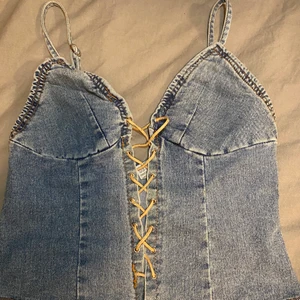 Jeans Topp  - Cool topp från MOD FLY. Mammas gamla klädesplagg som jag inte har användning av då det inte är min typ av stil. Skulle säga att d är helt OK skick😚 (köparen står för frakt)💕