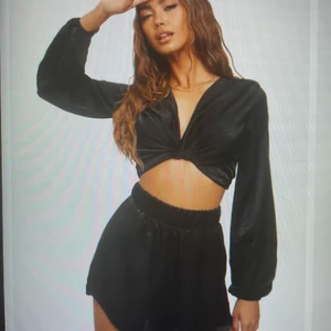 Kort satin set - Jätte fint och helt oanvänd satin set ifrån Nelly.com. Man får med ett par shorts och en fin överdel! (Inte mina bilder)