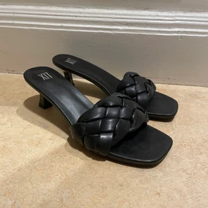 Fin sko med klack - Fin sko från din sko med en liten klack, strl 38. Aldrig använda, 300kr 