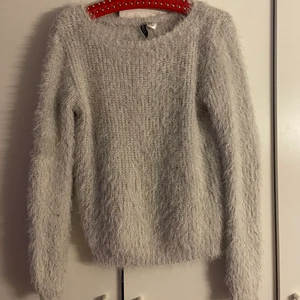 Stickad tröja - En grå stickad tröja från HM🤍 storlek xs men den är rätt stor i storleken 