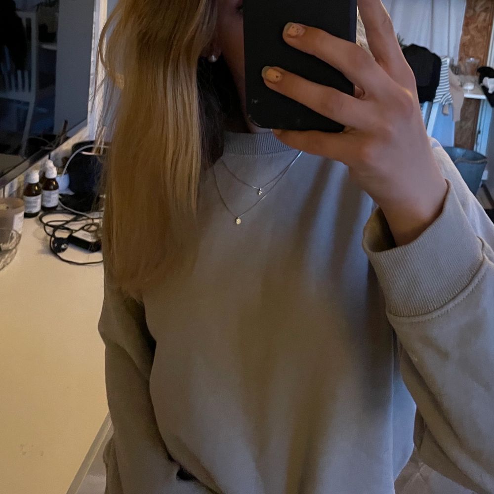 Tröja Nr 1: Randig superfin tröja från HM, Tyvärr för liten för mig. Litw osäker på storleken, men skulle säga att den sitter som en XXS. Tröja nr 2: Hoodie från Gina tricot strl XS, superfint skick. Tröja nr 3: Superfin beige sweatshirt från HM i strl M. Fler bilder kan fixas vid intresse! 150 kr styck, 250 för 2 eller 350 för alla! . Tröjor & Koftor.