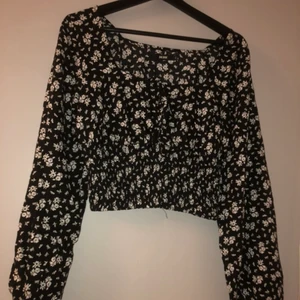 Blommig topp - Blommig topp med ballong ärmar