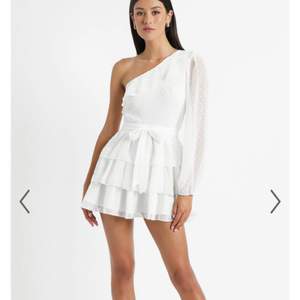 Säljer denna fina klänning från showpo. Köpte av en tjej på Tise, båda tänkte ha som studentklänning men passade ingen av oss så den är i nyskick🙌🏻 skärpet är avtagbart😊