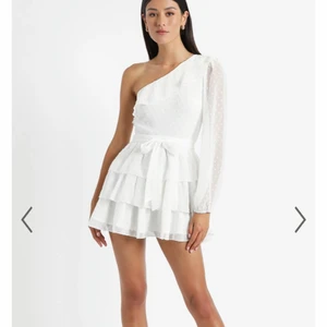 Klänning - Säljer denna fina klänning från showpo. Köpte av en tjej på Tise, båda tänkte ha som studentklänning men passade ingen av oss så den är i nyskick🙌🏻 skärpet är avtagbart😊