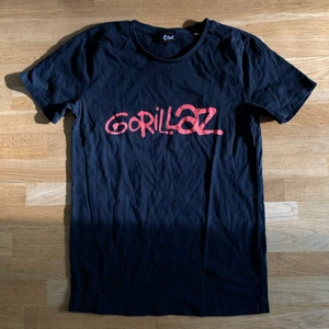 Band t-shirt Gorillaz - Köpt förra gången gorillaz spelade i stockholm. Dom kommer tillbaka och spelar i sommar så skynda fynda! 🤩