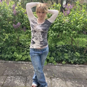 Tröja - Tunn fin vit lång ärmar tröja. Aldrig kommer till användning där av bra skick. Frakt ingår inte i priset. 