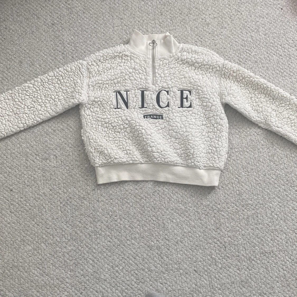 Hej jag säljer ut min tjocktröja😁