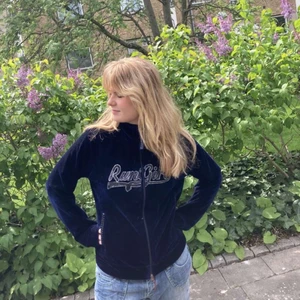 2000’s kofta  - Skit snygg kofta. Älskar färgen. Haft i några år men har knappt användt den. Bra skick. Frakt ingår inte i priset. 