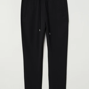 Pull-on byxor från H&M - Helt nya pull-on byxor i strukturerad vävnad från H&M. Dem har fickor och sitter jättesnyggt. Bekvämt och luftigt till sommaren. Kort slits vid benen. Med prislapp på. 