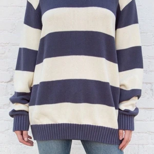 Vit blå Sweater/tjocktröja - Sweater från Brandy Melville. Använd få gånger. I väldigt bra skick. Värmer jättebra och är jättemysig💗Säljer pga att den inte används!