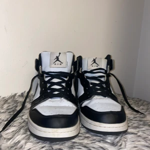 Nike Jordan’s 1 mid  - Storlek 44  Svart vitt Använda lite  Helt rena  Lite sönder från in sidan men funkar perfekt