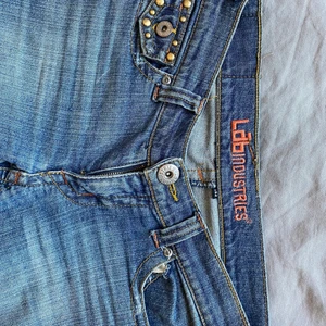 Lågmidjade utsvängda jeans  - Världens snyggaste jeans som jag bara inte använder längre !! Passar mig i längden som är 165cm! 