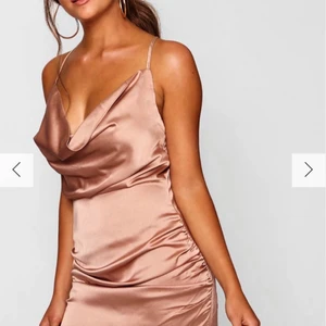 Boho klänning  - Säljer denna fina klänning från boohoo i strl 38 då jag beställde två i olika färger och vill ha kvar den andra. Den sitter bra på mig som är storlek M men den skulke oassat en S oxå då den är tight. Köpte för 360 (innan rea) och säljer för 260 då jag står för frakten🤗❤️