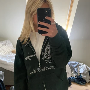 Rhinestone kofta  - Säljer min Rhinestone kofta från bestyettocome💕 Säljer pågrund av att den inte kommer till användning. Använd endast en gång och har inga defekter. Som ny. Köpt för 620kr. Säljer för 520+frakt. Helt slutsåld på hemsidan.