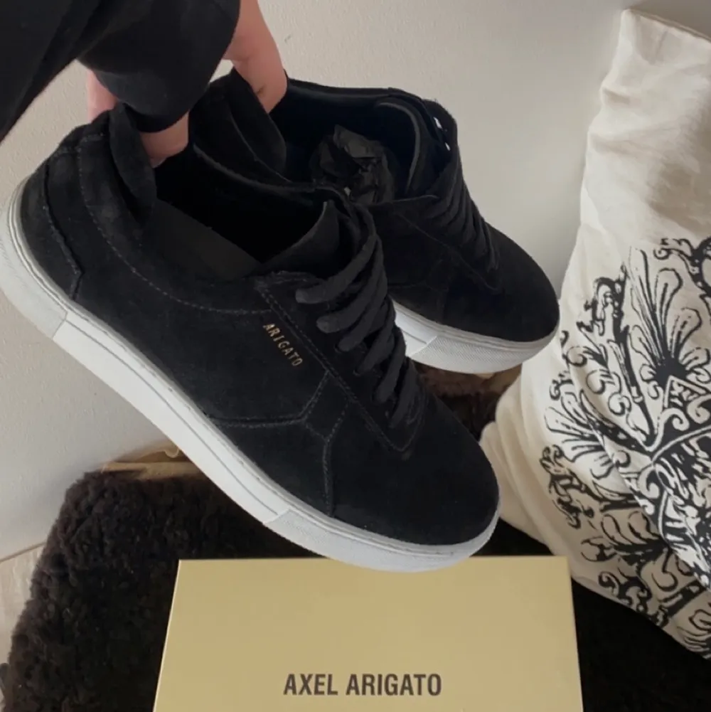 Säljer dessa snygga Arigato skorna i strl 37! Använda fåtal gånger, är i jätte fint skick!! (NYPRIS 1950kr) Skriv för fler bilder eller frågor. Priset går att diskutera!! ❣️ köparen står för frakt . Skor.