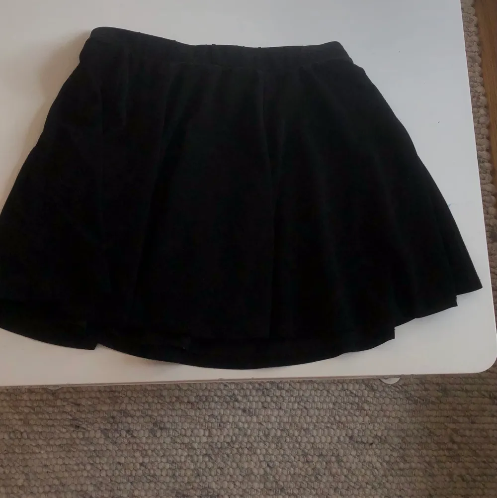 Super fin svart kjol och perfekt nu till sommaren 👌🏼🤩  pris kan diskuteras💗. Kjolar.