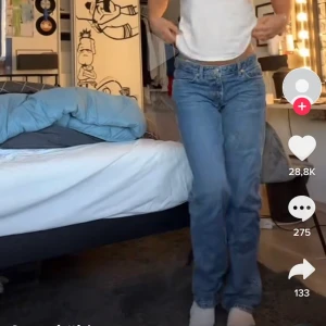 Lågmidjade jeans från weekday - Jättefina lågmidjade jeans från weekday, använda EN gång då dem inte passade mig perfekt och prislappen var bortagen men annars Är dem väldigt sköna, fina och overzise. (Skriv för fler bilder och pris kan sänkas)