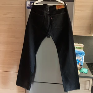 Levis 501 - Köpt second hand ej använda, då de inte var till min smak i passform, är true to size 