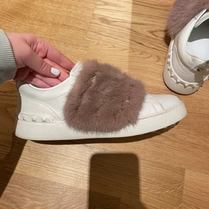 Valentino skor - ❗️lägg upp igen för vill få sålt dom då de inte kommer till användning❗️ Säljer dessa verkligen asballa och unika skorna från valentino garvani! De är i väldigt bra skick. I pälsen så sitter nitar och det medkommer även extranitar tillsammans med dustbag och box. Storleken är 39. Nypris är 11000 därav priset fast det kan gå att diskutera. Skriv privat vid frågor💞