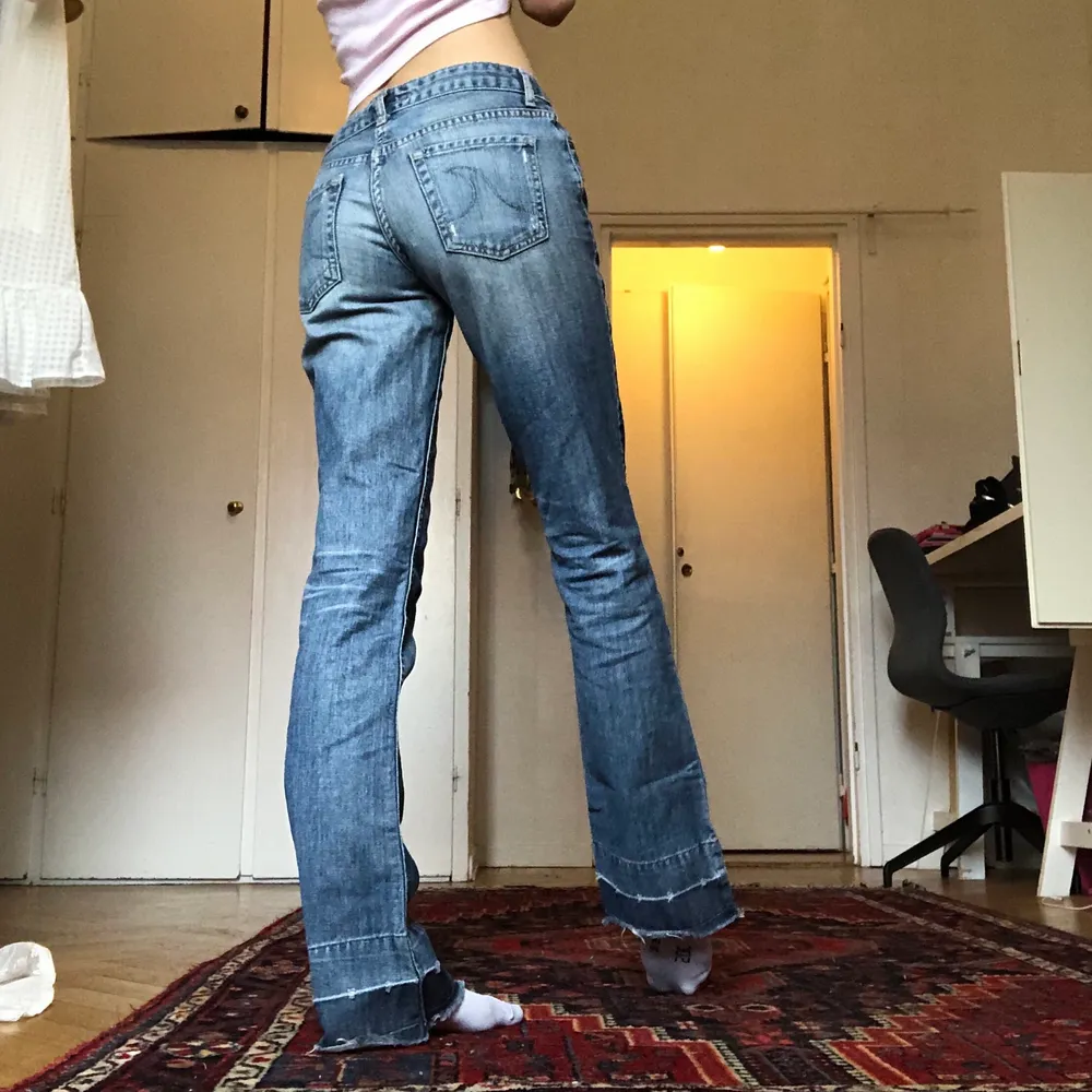 Lågmidjade jeans från blend som jag har valt att sprätta upp vilket jag tycker är snyggast men sista bilden visar hur det ser ut om man vill sy upp och då blir Innerbenslängden 76cm❤️ || Midja 78cm och Innerben 84cm ||. Jeans & Byxor.