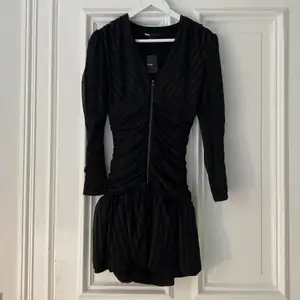Supersnygg, elegant, svart & glittrig klänning från Maje, aldrig använd med etiketten kvar. Köpte klänningen för 265 euros i Paris men säljer den eftersom den blivit för liten för mig och är ganska tajt i storleken.