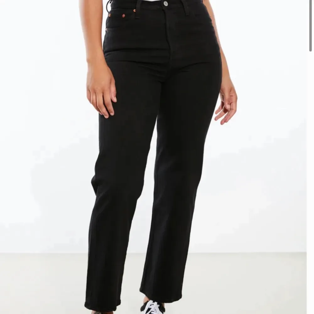 Säljer mina svarta snygga ribcage straight ankle från levis!! Snygg modell som är väldigt inne nu⚡️🥰🤝 waist 25 längd 27💝 köparen står för frakt.. Jeans & Byxor.