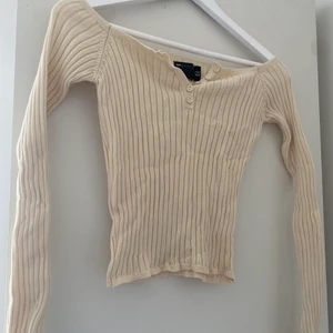 Asos Topp - Super söt topp från Asos med knappar vid bröstet. Så gullig och är lite öppen över axlarna. Passar till allt! Aldrig använd. 💞💞👸🏼