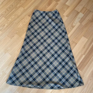 Rutig långkjol! - Rutig långkjol köpt på Humana! Jag själv har inte fått användning för den så jag hoppas att någon annan kan få det istället! Väldigt fairycore/fairygrunge! Storlek s men ganska stretchig!💕