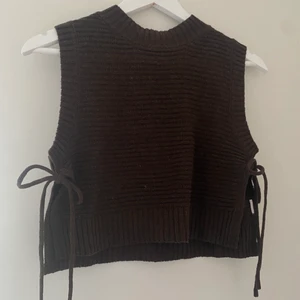 Stickat Linne - Super gullig topp i mörk brunt! Stickad och knyts i sidorna, funkar jätte bra som en topp eller som en pull over till en skjorta. 💞 Aldrig använd! 