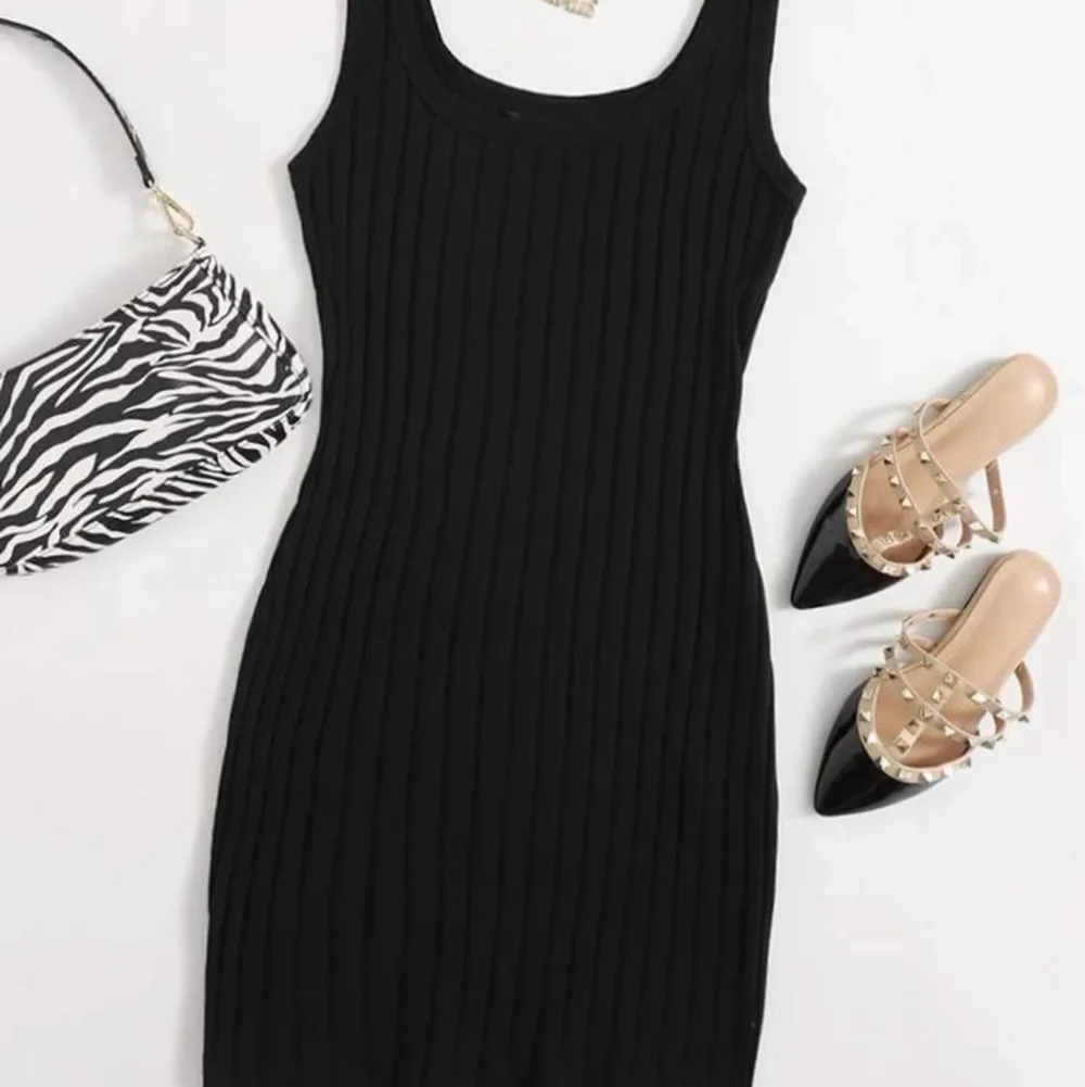 Den mest perfekta ribbade svarta klänningen till sommarens utekvällar. Aldrig använd🌸. Klänningar.