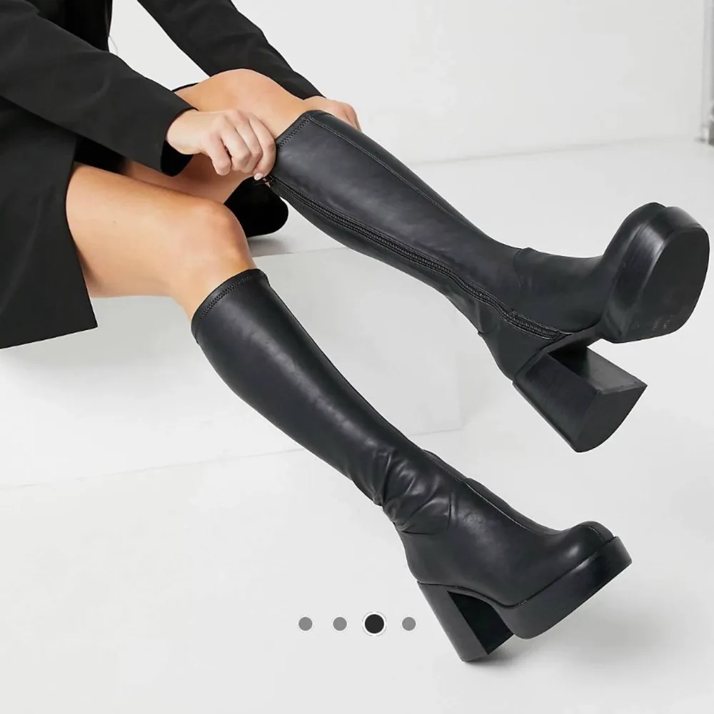 Söker dessa platå boots från ASOS eller från annat märke med samma modell, platå, knähöga med tight passform storlek 39. Skor.