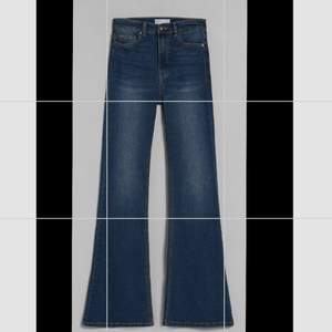 Säljer dessa fina bootcut jeans från Bershka🫶🏼 Storlek S/36, passar någon som är mellan 160-170 cm i längden<3 Mycket gott skick, inga defekter förutom lite lite slitningar längst ner som knappt märks. Köparen står för frakt