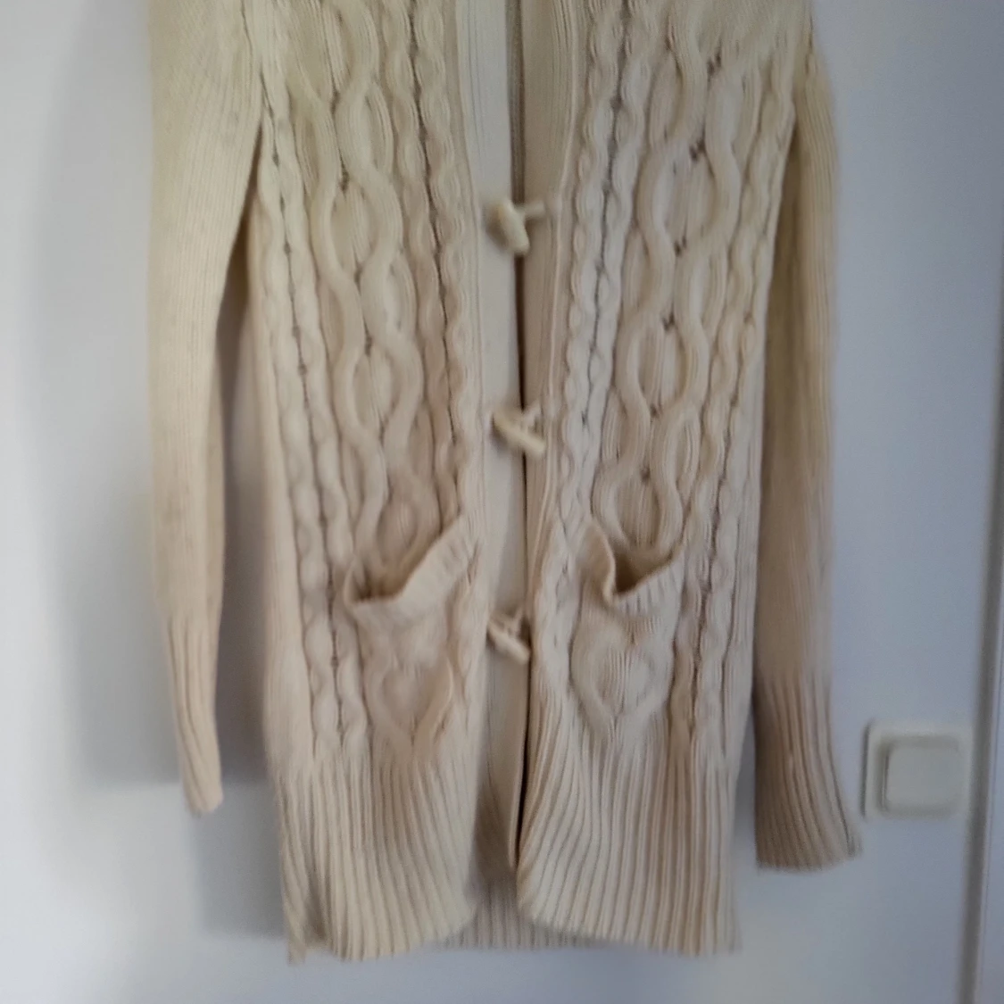 Lång stickad kofta med luva