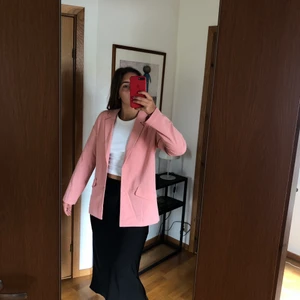 Kavaj - En ljusrosa kavaj, den är inte styv i materialet utan faller väldigt snyggt! Den är oversized och är därför köpt i XS