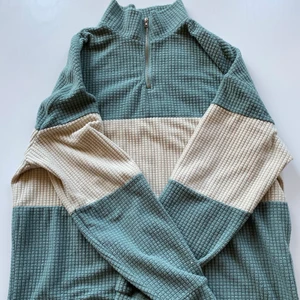 Grön/vit sweatshirt  - En jättefin sagegrön och vit sweatshirt, den har polokrage och är i ett jättemjukt material!! Älskar att den är oversized och så snygg och mysig att ha på sig. Den är i nyskick ✨ 