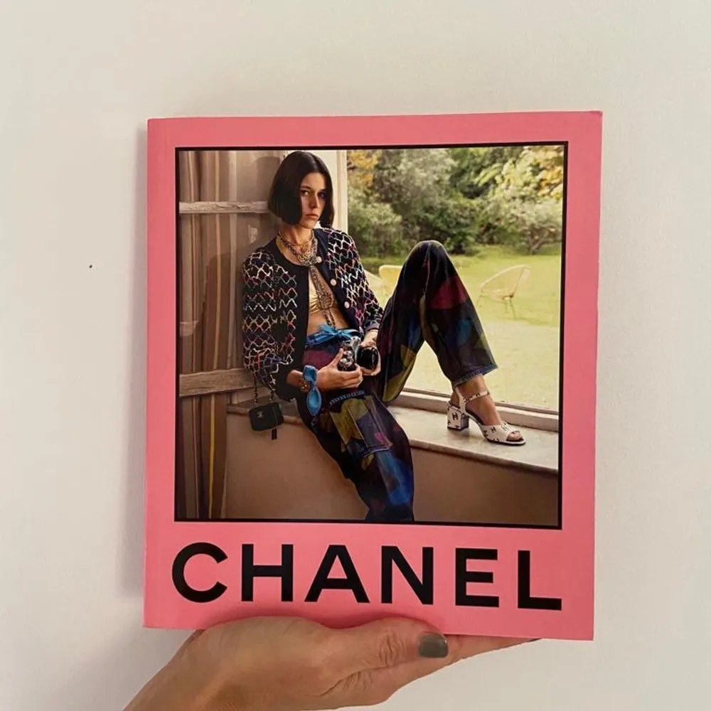 Helt ny Chanel bok, med coola outfits av Chanel på varje sida! 500kr+frakt ( Kan diskutera pris! )💖 . Accessoarer.