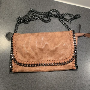 Stella McCartney liknande väska - Säljer min Stella McCartney liknande väska som är i färgen Dusty Pink❤️ Aldrig använd💕