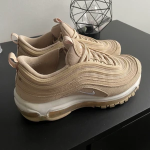 nike air max 97 - Storlek 38 men passar mig som har storlek 37 i vanliga fall. Frakten ingår i priset 💞