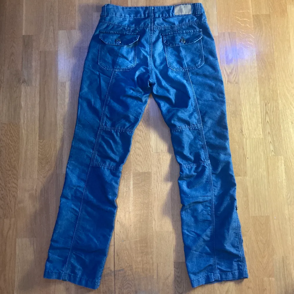 Superfina och mysiga cargo liknande blåa byxor !! I storlek: W29 / L32 💙💙 Originelt köpta på sellpy men aldrig använt! . Jeans & Byxor.