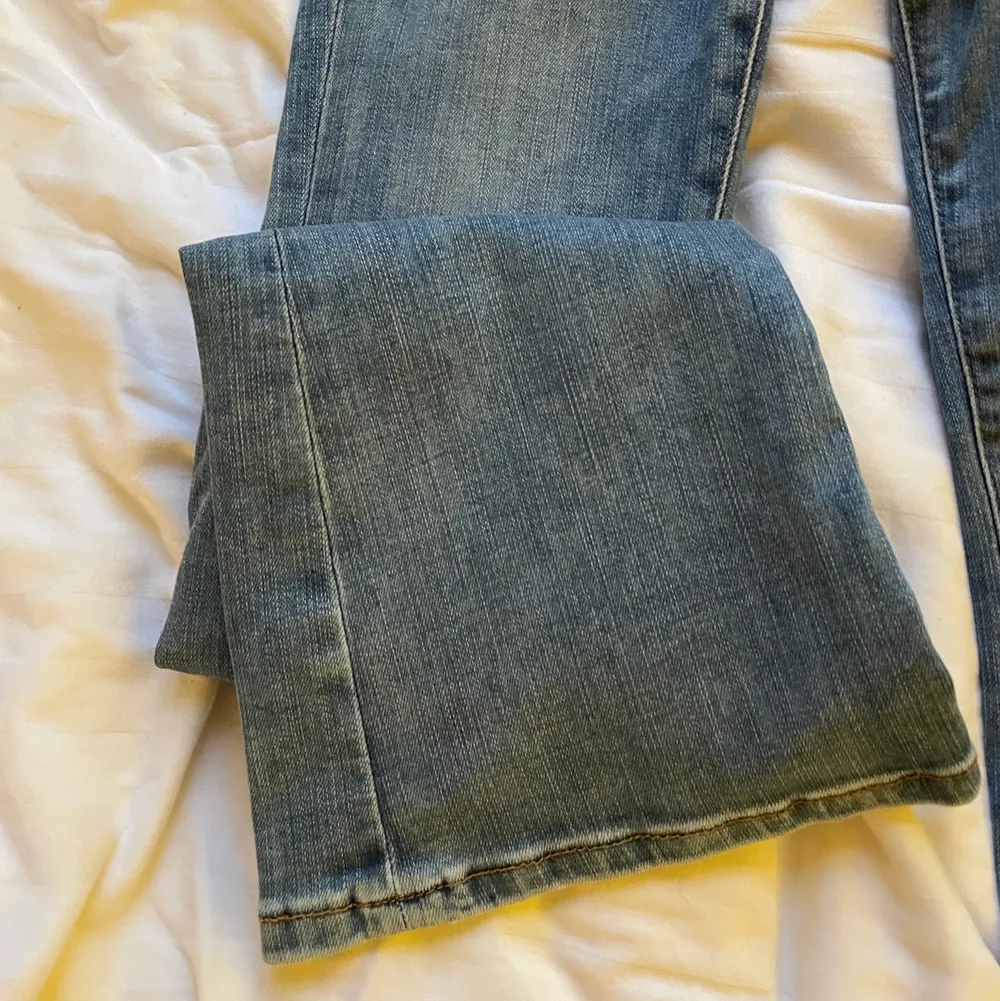 Peachy flair jeans från BikBok, så fina och använda fåtal gånger💗 nypris 599 säljer för 199 :). Jeans & Byxor.