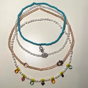 Pärlhalsband - Jätte fina pärlhalsband 💙 Varierar i längd mellan 33-40cm 💙 Priset varierar mellan 50kr för de yttraste och 30kr för de två andra 💙 Den blåa finns inte kvar 🧿