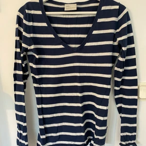 Peak performance strl S - V-ringad tröja, använd och lite blekt i färgen men hel.