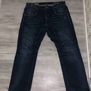 M/L  - Kinda baggy, pretty fresh, very comfy, very nice