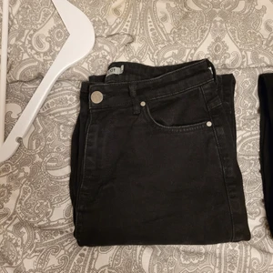 Madlady VIDA JEANS  - Vida jeans- high waste från Madlady. Är i fint skick, inte använda så mkt.  Super sköna och snygga, är lite strech och högmidjade.🤍