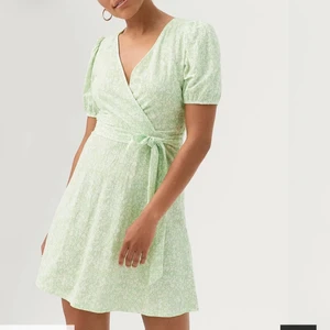 Sommarklänning från Gina - Så söt klänning från Gina. Storlek L, väldigt fint skick. Jag har storlek 36 idag och funkar även lite beroende på hur man vill att den ska sitta. Kan såklart skickas.