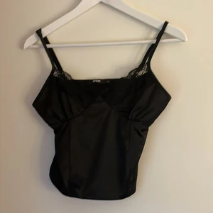 Bil bok - Den här supersnygga lite ribbade tröjan som jag har använt en gång på nyår kommer aldrig till användning jag köpte den för 175 men eftersom jga inte vill att den ska ligga och skräpa i min garderob säljer jag den för 90. Frakt står du för men kan möta i Nässjö:) OBS! Frakten gör vi upp sen